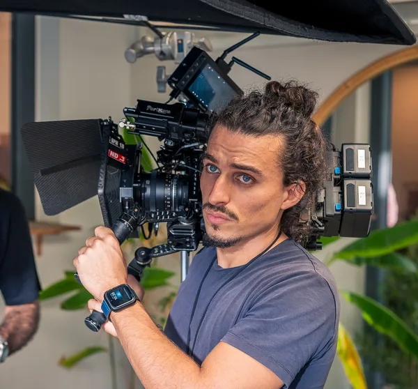 Majid Rivière en tournage, caméra à l’épaule